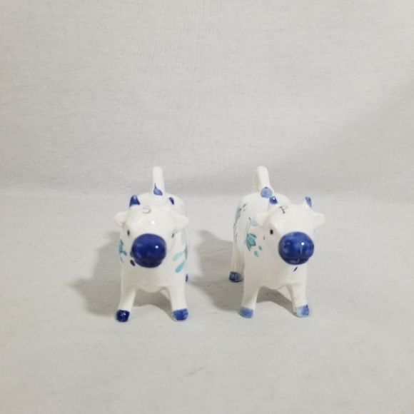 VTG blue and white cow salt and pepper shakers - Picture 3 of 11